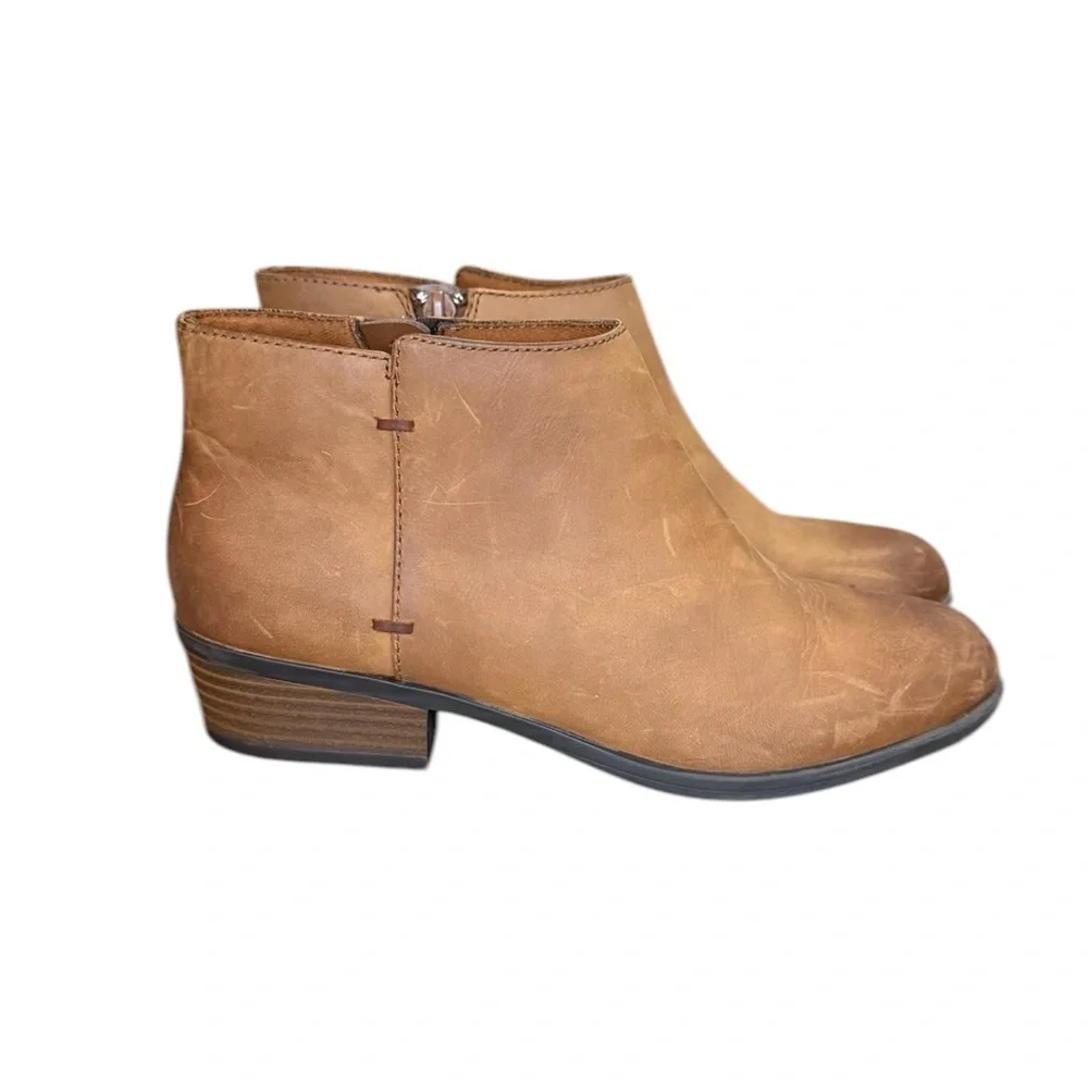 Clarks Addiy Tan Ankle Boots with Low Stacked Heel and Zipper Closure Size 6.5